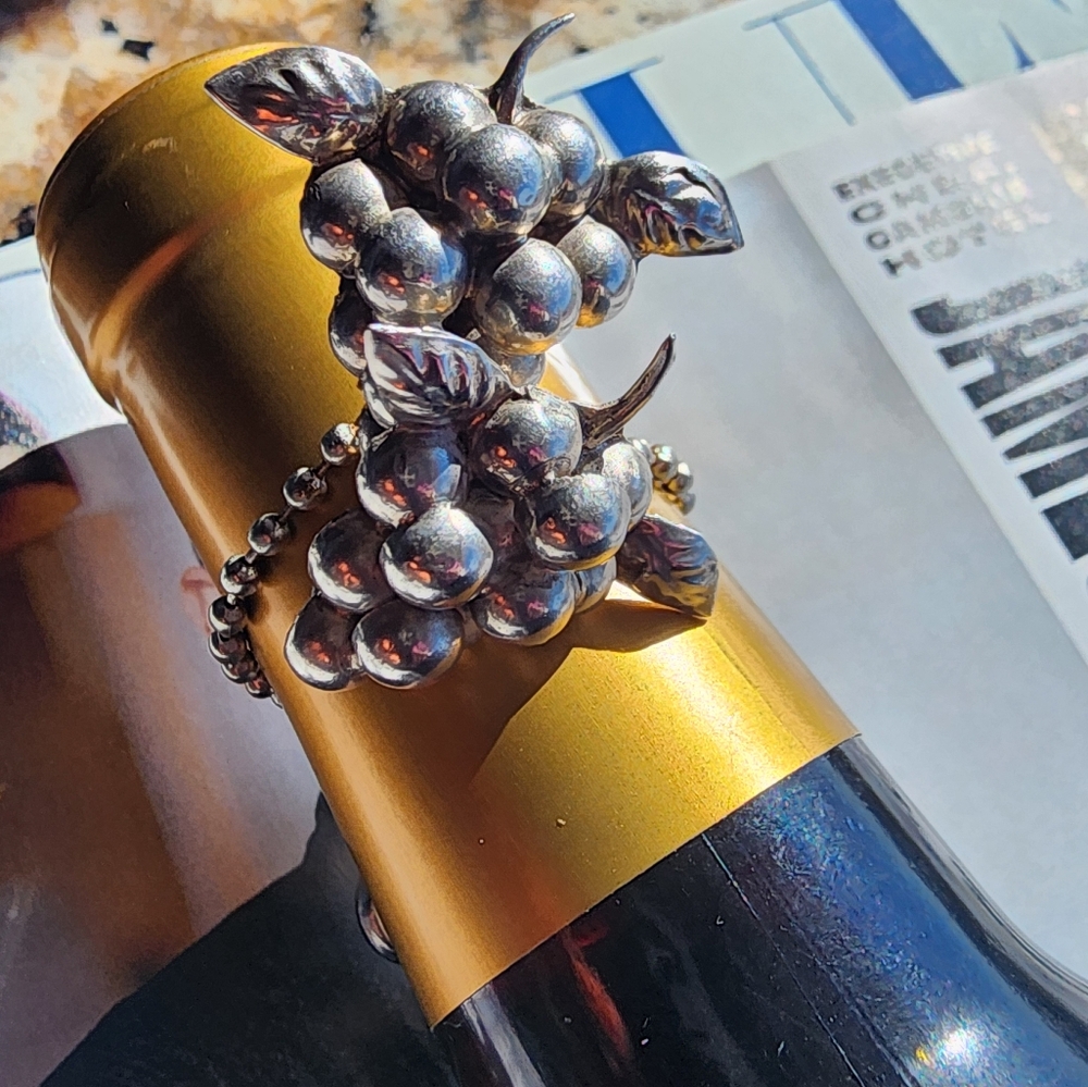 🍇 Anyone ~ Lovely Screw Back Sterling Vintage earrings.